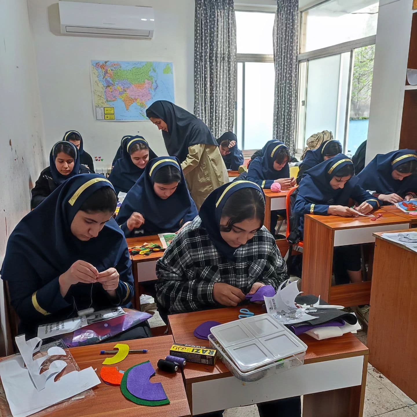 دست سازه های هنرمندانه دختران آوا 